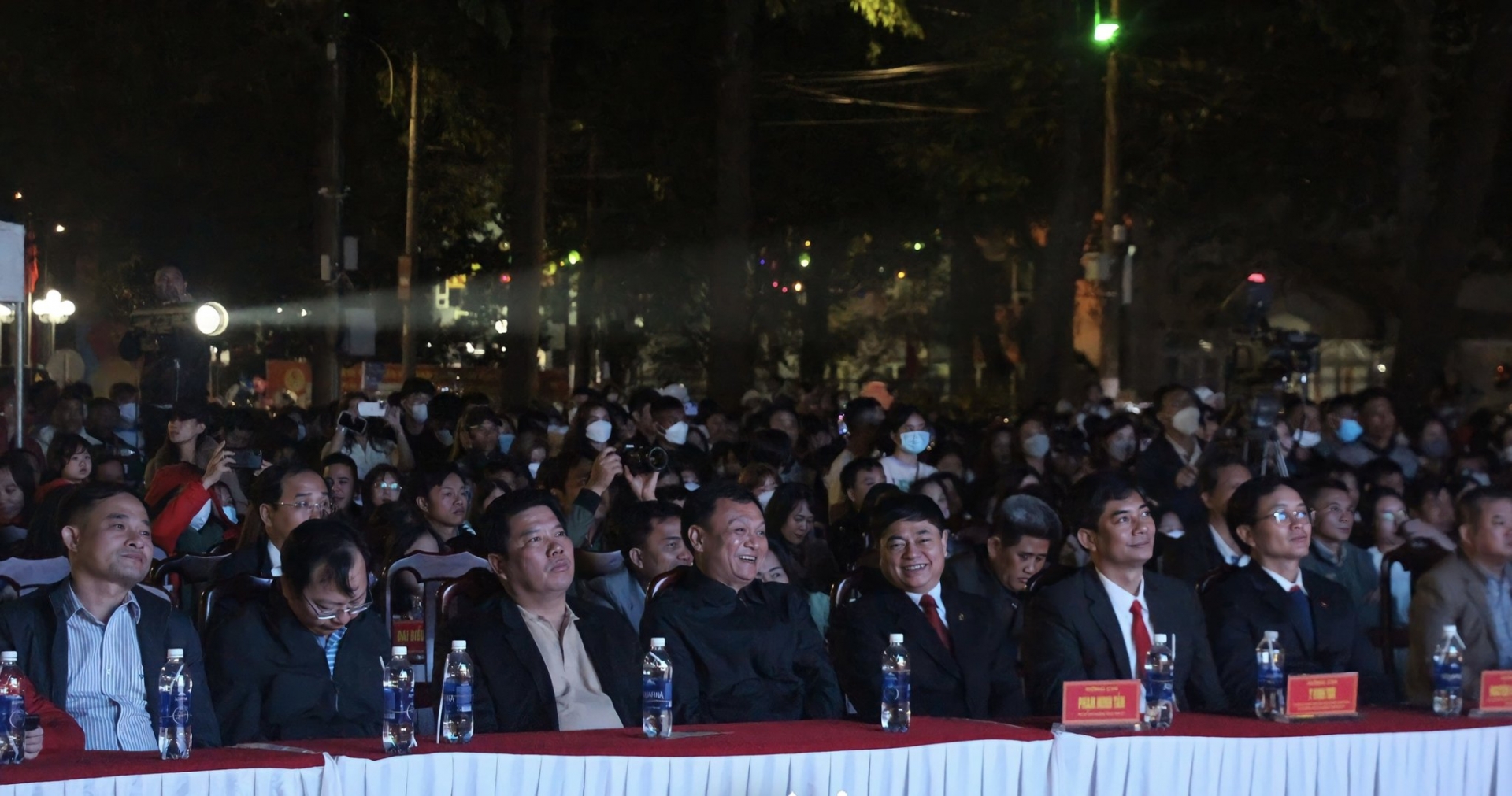 Đại biểu cùng đông đảo người dân theo dõi chương trình.